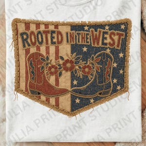 Könnte beinhalten: Ein weißes T-Shirt mit einem rechteckigen Aufnäher mit ausgefransten Kanten. Der Aufnäher zeigt ein geteiltes Design mit roten und weißen Streifen links und einem blauen Feld mit weißen Sternen rechts, überlagert von zwei Stiefeln und Blumen.