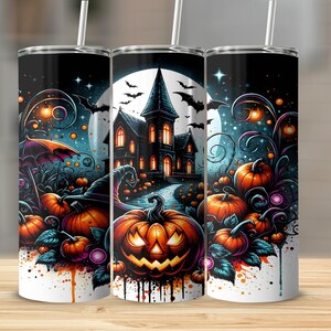 Könnte beinhalten: Drei Halloween-Becher mit einem gruseligen Design. Das Design zeigt ein Spukhaus, Kürbisse, Fledermäuse und einen Vollmond. Die Becher haben einen schwarzen Hintergrund mit farbigen Akzenten und eine weiße Basis.