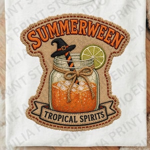 Könnte beinhalten: Ein weißes T-Shirt mit einem gestickten Aufnäher, der ein Einmachglas mit einem orangefarbenen Getränk, Eiswürfeln, einer Limettenscheibe und einem Hexenhut auf einem gestreiften Strohhalm zeigt. Der Text lautet SUMMERWEEN und TROPICAL SPIRITS in Orange und Schwarz.