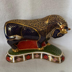 Royal Crown Derby Bull - Large Imari Paperweight with Gold Stopper