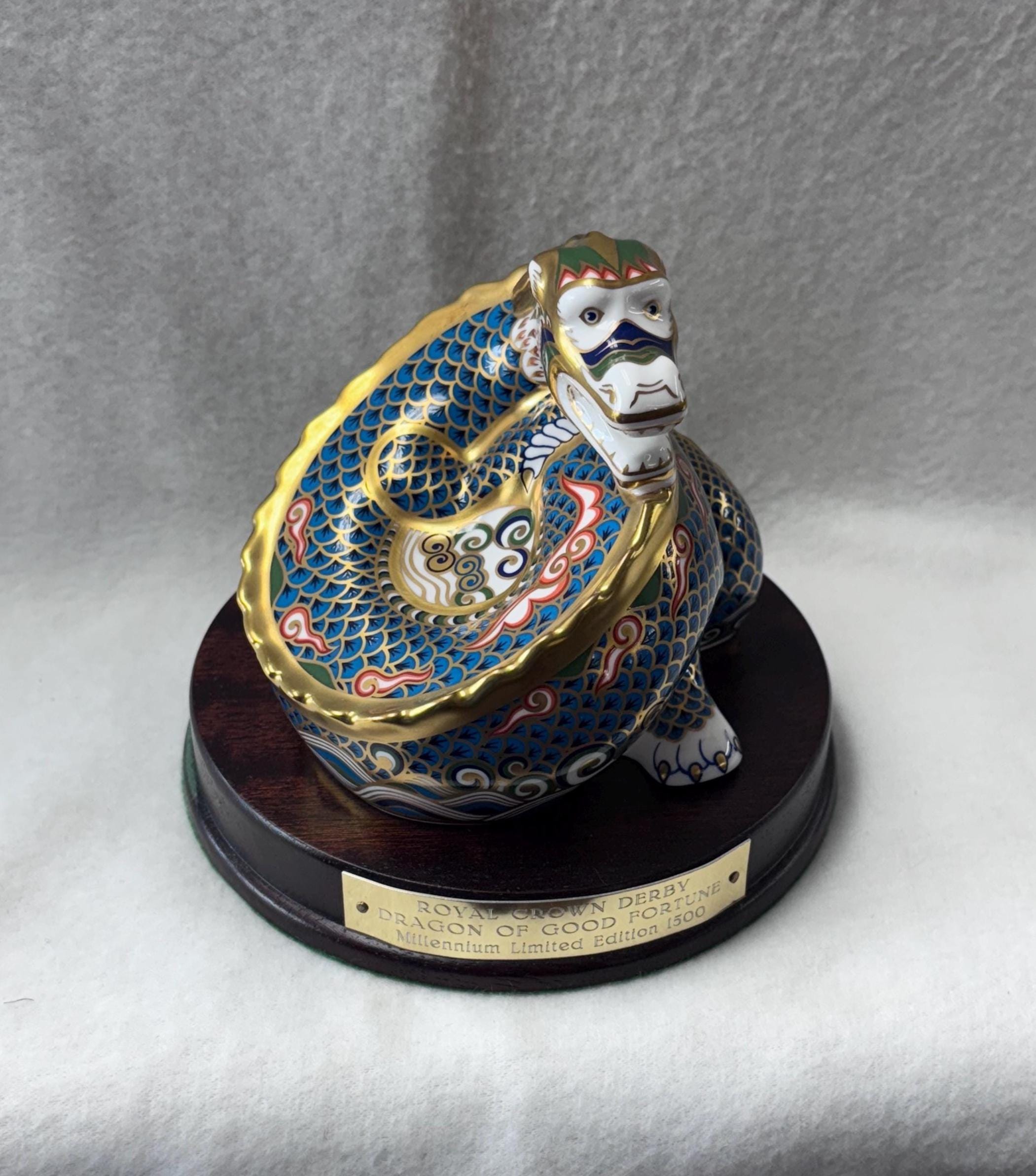 ロイヤルクラウンダービー 龍の幸運 伊万里 ペーパーウェイト 金彩