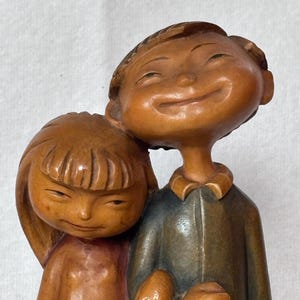 アンリ 木彫人形 Happy Children Wood Girl Flower 流行 アンリ 木彫