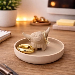 Puede incluir: Un letrero de madera hecho a mano con la palabra "Welcome" en una fuente juguetona. El letrero pintado de blanco tiene un acabado envejecido y presenta un diseño floral decorativo en tonos rosas y verdes. Para uso en interiores o exteriores.