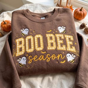 Bluza z aplikacją Boo Bee Season, uroczy, upiorny, jesienny sweter, okrągły dekolt z motywem pszczół na Halloween, koszula z aplikacją w kratkę gingham