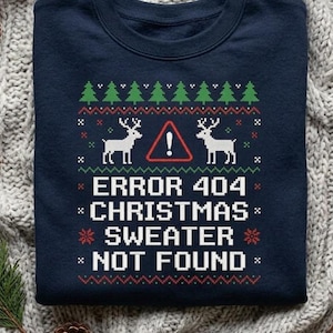 Könnte beinhalten: Ein marineblaues Sweatshirt mit Rundhalsausschnitt und einem pixeligen Grafikdesign aus grünen Tannenbäumen, weißen Rentieren, einem roten Warndreieck mit Ausrufezeichen und dem weißen Text "ERROR 404 CHRISTMAS SWEATER NOT FOUND".