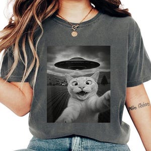 Funny Cat Selfie with Alien UFO Funny T Shirt