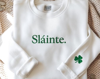 Felpa Sláinte ricamata, camicia con trifoglio, graziosa camicia per il giorno di San Patrizio, trifoglio sulla manica, camicia irlandese, abito per il giorno di San Patrizio