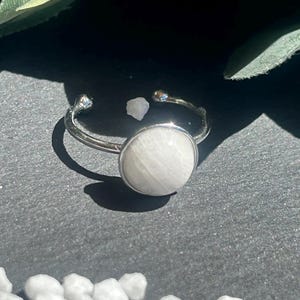 Anillo ajustable de piedra lunar – Selena | Joyería artesanal de acero inoxidable | Piedra natural para la intuición y la feminidad | Regalo para mujer