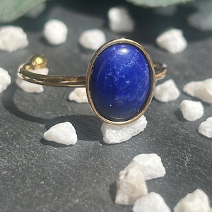 Anillo ovalado de lapislázuli – Thémis | Joyería artesanal ajustable | Piedra natural de expresión, sabiduría y confianza | Regalo para mujer