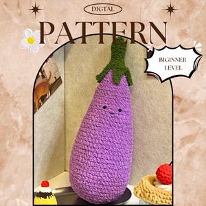 Puede incluir: Una berenjena de peluche hecha a mano con una cara sonriente, un tallo verde y un cuerpo morado. La imagen incluye el texto "DIGITAL PATTERN" y "BEGINNER LEVEL". La berenjena es un diseño de ganchillo caprichoso.