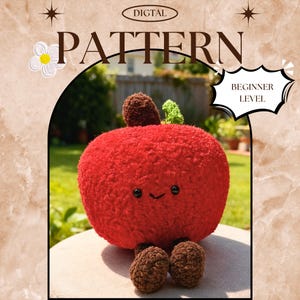 Könnte beinhalten: Ein roter Plüschapfel mit einem lächelnden Gesicht, einem braunen Stiel und einem grünen Blatt. Der Apfel hat zwei braune, abgerundete Füße. Das Bild enthält den Text "DIGITAL PATTERN" und "BEGINNER LEVEL".