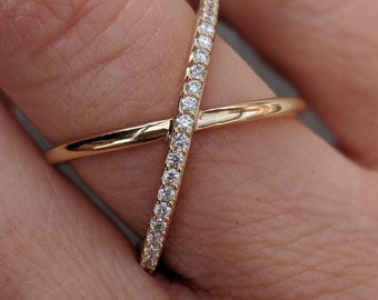 Sevgi Jewelryのダイヤモンドクリスクロスリング。14K、18Kゴールド、プラチナからお選びいただけます。完全にカスタマイズ可能です。