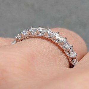 Baguette Diamond Trellis Eternity Ring - Eden: Disponible en Half, 3/4 y Full Eternity. 14k, 18k Oro y Platino