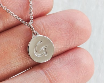 Sevgi Jewelryの14Kゴールド製ミニイニシャルチャームペンダント - パーソナライズジュエリー。14K、18Kイエローゴールド、ローズゴールド、ホワイトゴールド、プラチナ。