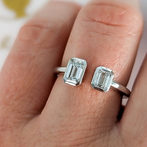 エメラルドカット ツーストーン ダイヤモンド リング - Solvi by Sevgi Jewelry - モダンなベゼルセット Toi Et Moi リング - 14K、18K ゴールド、プラチナで入手可能