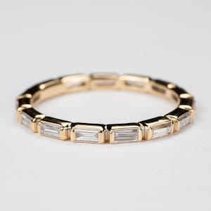 Baguette Diamond Bezel Eternity Band: Elian - Erhältlich in 14k, 18k Weiß, Gelb, Roségold und Platin