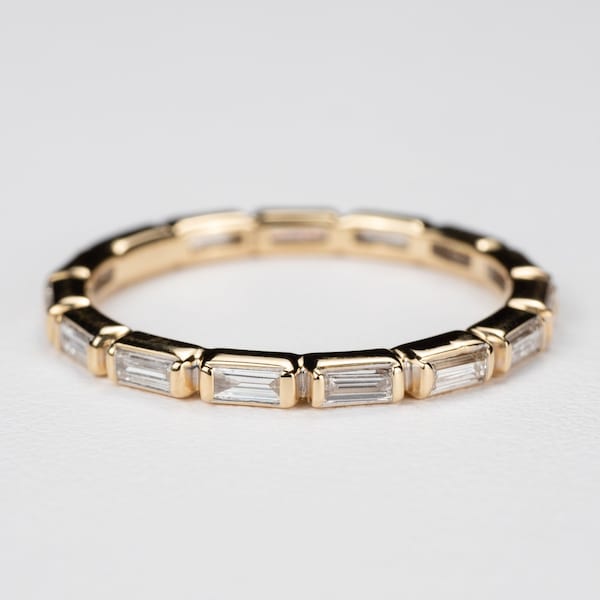 Baguette Diamond Bezel Eternity Band: Elian - Verkrijgbaar in 14k, 18k wit, geel, roségoud en platina