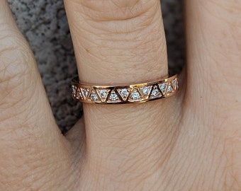 Anillo de eternidad con triángulo de diamantes – Zelda de Sevgi Jewelry • Anillo geométrico art déco para bodas y aniversarios • Oro de 10k, 14k y 18k y platino