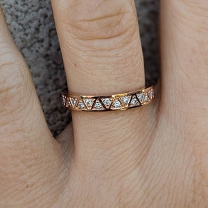 Anillo de eternidad con triángulo de diamantes – Zelda de Sevgi Jewelry • Anillo geométrico art déco para bodas y aniversarios • Oro de 10k, 14k y 18k y platino