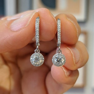Orecchini pendenti con chiusura a leva e diamanti Halo di Sevgi Jewelry - Oro giallo, rosa, bianco o platino 14k, 18k. Gioielli personalizzati realizzati a New York.