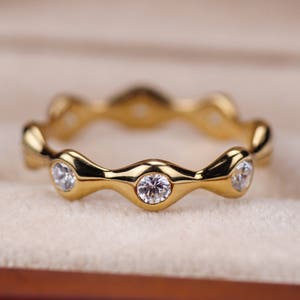 Anillo de eternidad Diamond Wave de Sevgi Jewelry • Bodas y aniversarios • Anillo apilable • Disponible en oro macizo de 14k, 18k y platino
