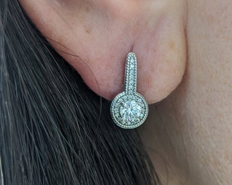 Kolczyki Diamond Milgrain Halo. Dostępne w 14k, 18k żółtym, różowym, białym złocie lub platynie. Niestandardowa biżuteria tworzona na zamówienie w Nowym Jorku