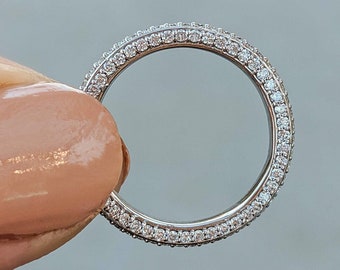 3連ダイヤモンドエタニティリング。14K、18K、プラチナからお選びいただけます。フルカスタマイズ可能です。