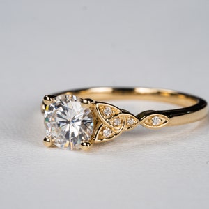 Keltische verlovingsring: Kiara I Trinity Knot, Triquetra-symboliek. Aangepaste fijne sieraden. Gemaakt in de VS afbeelding 2