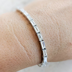 Pulsera de tenis con diamantes talla baguette de Sevgi Jewelry, peso de 6,5 quilates • Disponible en diamantes naturales y cultivados en laboratorio • Baguettes este-oeste.