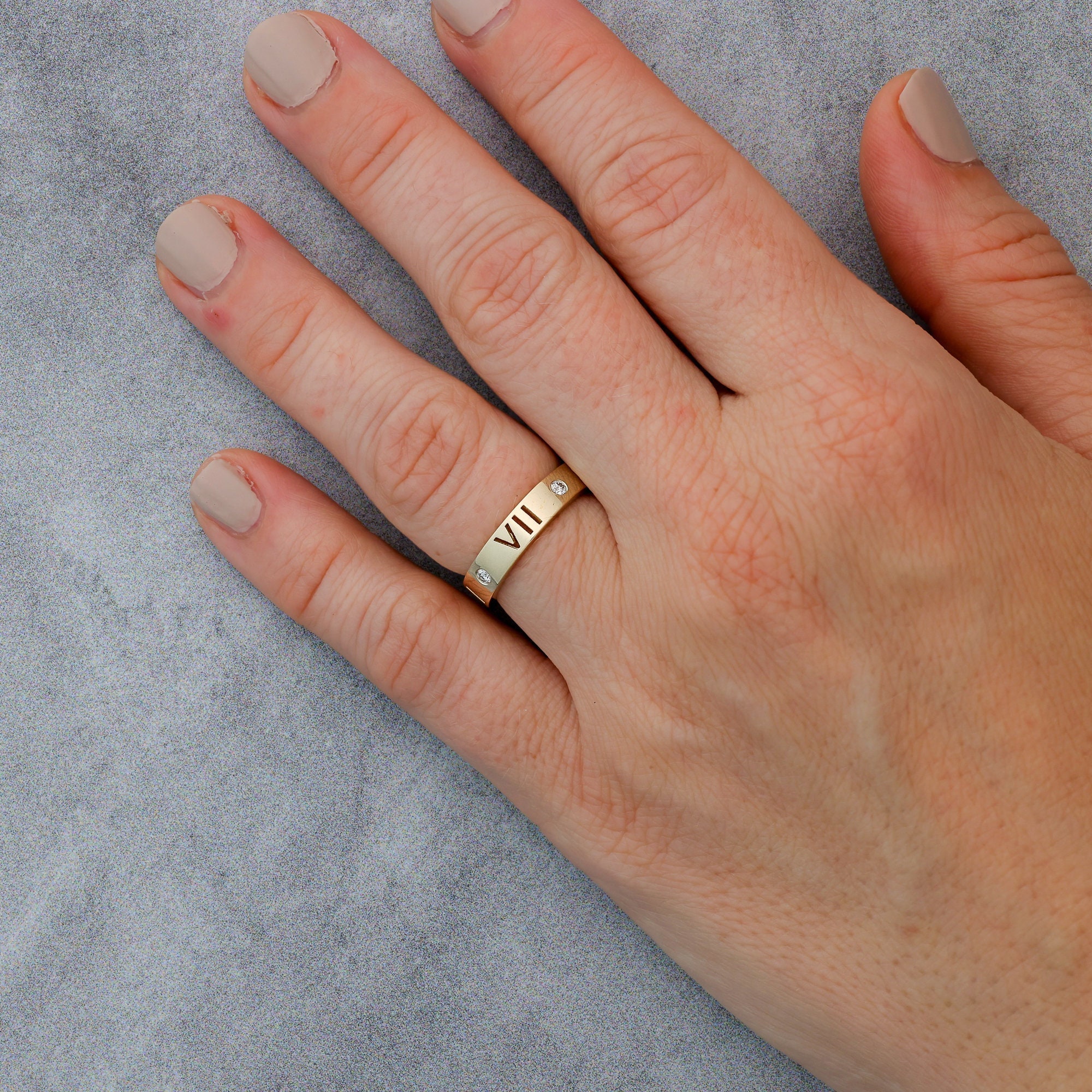 Sevgi Jewelryのカットアウトローマ数字リング • パーソナライズされた 