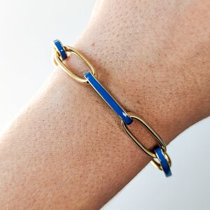 Peut inclure: Un bracelet en or avec des accents en &eacute;mail bleu. Le bracelet est compos&eacute; de maillons ovales.