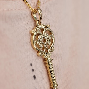 Wisiorek z motywem serca w kształcie zwoju od Sevgi Jewelry • Dostępny w wersji ze złota litego 14k, 18k, 22k i platyny • W pełni konfigurowalny • Wisiorek ze wzorem w formie zwoju