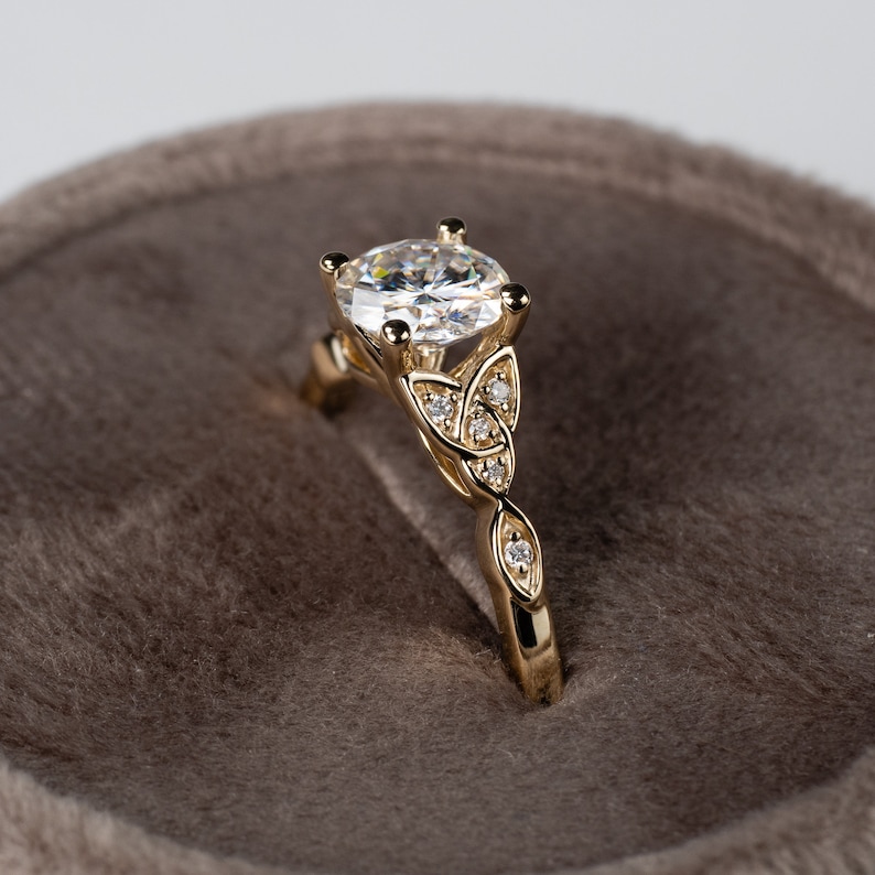 Keltische verlovingsring: Kiara I Trinity Knot, Triquetra-symboliek. Aangepaste fijne sieraden. Gemaakt in de VS afbeelding 4