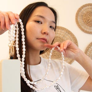 Crossbody Phone Strap Emily in Paris Pearls Phone Lanyard Pearl iPhone Strap Samsung Phone Chain with Pearls Wedding Phone Holder Anti Theft