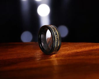 Anillo de tungsteno negro facetado con incrustaciones de meteorito: alianza de boda para hombre con hoja de oro de 18 quilates
