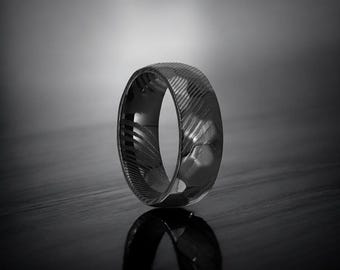 Anillo de acero de Damasco martillado negro: alianza de boda para hombre de 8 mm
