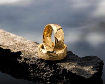 Hammered Golden Damascus Steel Men's Wedding Ring: Comfort Fit 8mm