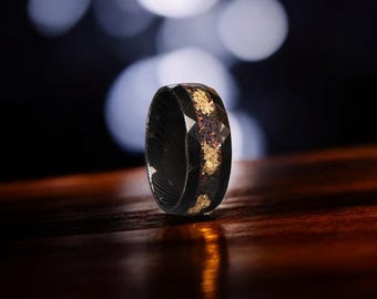 Anillo de tungsteno facetado negro: ópalo triturado con incrustaciones de pan de oro