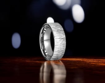 Anillo de tungsteno martillado: alianza de boda para hombre de plata cepillada de 8 mm