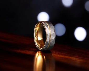 Anillo de bodas de tungsteno martillado: banda de plata cepillada con oro rosa