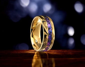 Anillo de tungsteno dorado con incrustaciones de ópalo morado triturado, alianza para hombre
