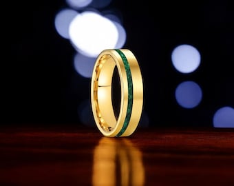 Anillo de tungsteno dorado con incrustaciones de ópalo verde triturado y ajuste cómodo.