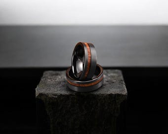Anillo de tungsteno negro cepillado: alianza rústica con incrustaciones de madera