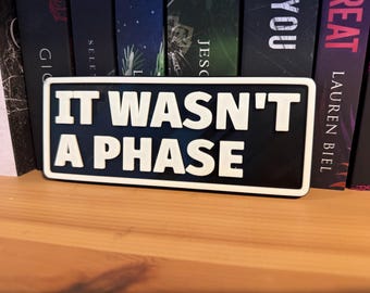 Lustiges Emo Geschenk - It Wasn’t A Phase Lustiges Bücherregal Schild - Monochromes Punk Rock Dekor