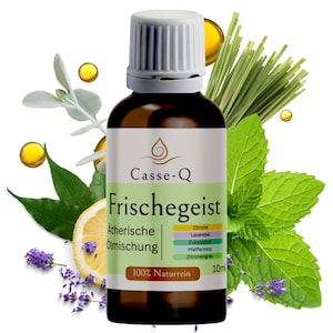 Könnte beinhalten: Eine braune Glasflasche mit ätherischem Öl und weißem Verschluss, beschriftet mit "Casse-Q Frischegeist". Das Etikett listet die Inhaltsstoffe auf und ist von frischen Kräutern, einer Zitronenscheibe und Lavendel umgeben. Die Flasche enthält 10 ml Produkt.