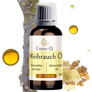 Könnte beinhalten: Eine braune Glasflasche mit ätherischem Öl und einem weißen und gelben Etikett. Auf dem Etikett steht "Casse-Q Weihrauch Öl" und "100% Naturrein". Die Flasche befindet sich neben einem Ast und einem Harzhaufen.