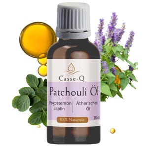 Könnte beinhalten: Eine braune Glasflasche Patchouli-Öl mit weißem Etikett, mit dem Markennamen "Casse-Q". Das Etikett enthält auch den Text "Patchouli Öl" und "100% Naturrein". Das Bild enthält Zweige mit lila Blüten und grünen Blättern.