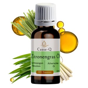 Könnte beinhalten: Eine braune Glasflasche Casse-Q Zitronegras Öl, 100% Naturrein, mit weißem Verschluss und grün-weißem Etikett. Das Etikett enthält den Text "Cymbopogon flexuosus" und "Ätherisches Öl". Die Flasche ist von Zitronengras und goldenen Öltropfen umgeben.