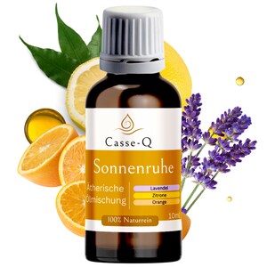 Könnte beinhalten: Eine braune Glasflasche ätherischen Öls mit einem weißen Etikett mit dem Text "Casse-Q Sonnenruhe". Das Etikett listet auch "Lavendel, Zitrone, Orange" auf. Die Flasche ist von Orangenscheiben, Lavendel und Zitronenscheiben umgeben. Enthält 10 ml.