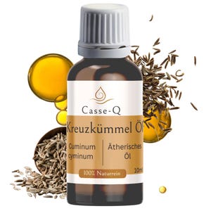Könnte beinhalten: Eine braune Glasflasche mit Kreuzkümmelöl mit weißem Verschluss und Etikett. Das Etikett enthält den Text "Casse-Q Kreuzkümmel Öl" und "100% Naturrein". Das Bild zeigt auch Kümmelsamen und Öltropfen.
